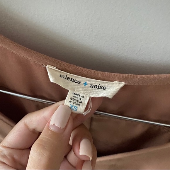 URBAN OUTFITTERS Nude Oversized Vneck Shift Dress - Picture 4 of 9